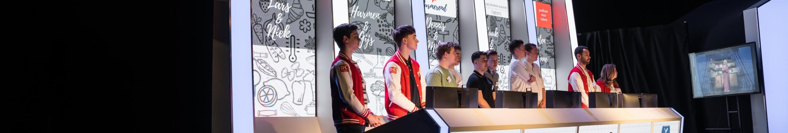 foto van podium H20 Stadium met jongeren achter de desk