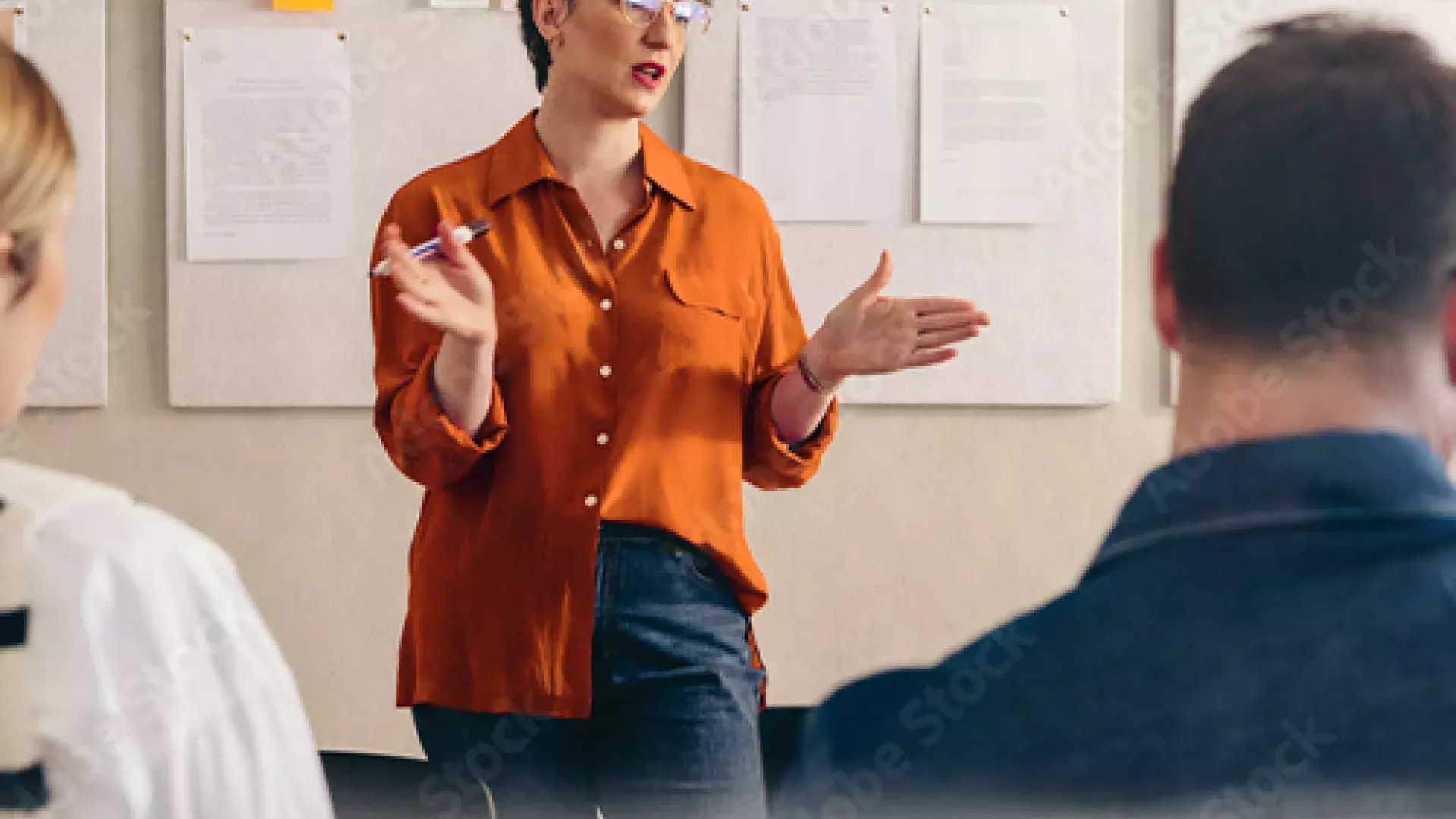 vrouw staat voor groep en geeft een pitch
