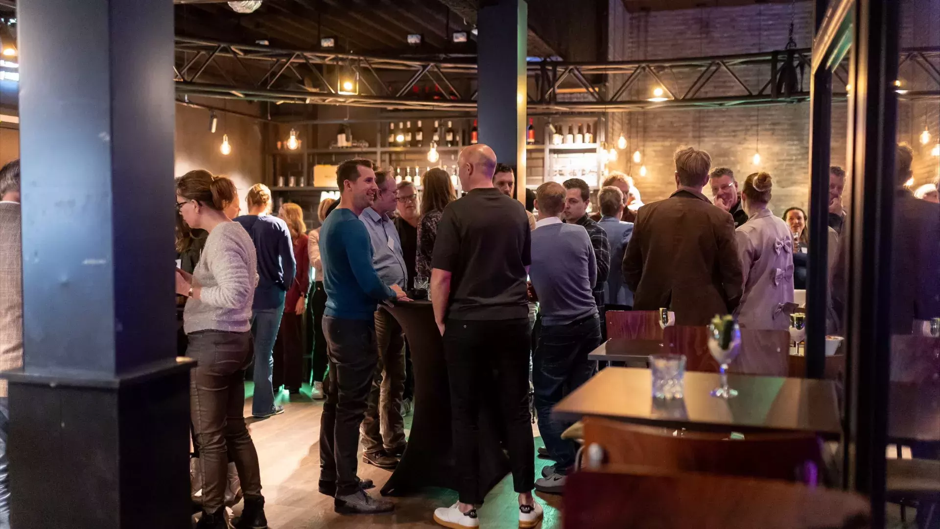 partners van de e sports tech campus staan op een netwerkborrel