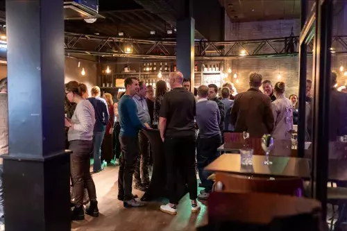 partners van de e sports tech campus staan op een netwerkborrel