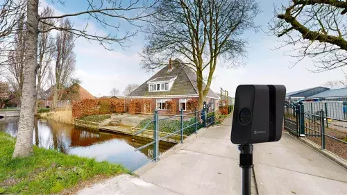 stolpboerderij in de beemster met op de voorgrond een 3D-scanner